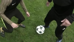 足球持球时伸手卡位犯规吗