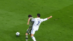 足球从背后踢人是否算犯规,规则界定及相关影响探讨