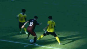 连续被足球踢中是否算犯规解析