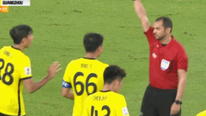 足球红牌开除后卫后还能否继续使用引发思考