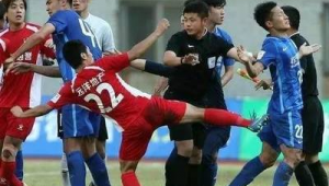 足球场上辱骂裁判是否犯规,你知道答案吗?