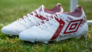 足球球鞋红色配白色，这般搭配究竟好不好看？