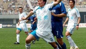 足球球员滚进看台是否算犯规，规则界定引发探讨