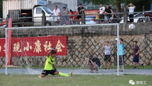 这场足球比赛紧张吗？悬念丛生，局势胶着引众人揪心