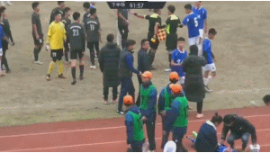 足球教练揍队员，此行为究竟是否构成犯规？