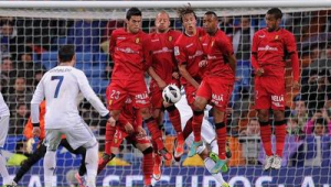 足球站人墙时手该放哪?掌握正确姿势,守护防线关键一步