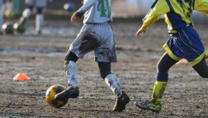 踢足球能否消除斗殴恐惧？探究这项运动与内心恐惧的关联