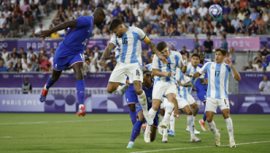 足球护球推人是否犯规：规则解读与赛场判罚探讨