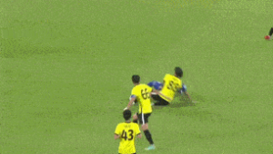 足球踢到对方教练犯规吗