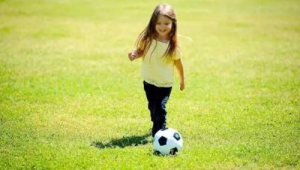 小孩踢足球会影响发育吗？权威解答让你不再疑惑