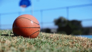 踢出的足球会自转吗？探究足球飞行中的奇妙旋转现象