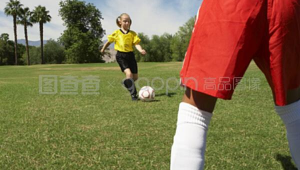 踢足球后卫可以最远站哪