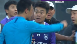 足球抢断后犯规如何判罚，规则细节与争议解读