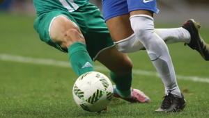 足球防守犯规是否犯法，背后规则你了解多少？