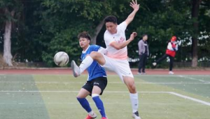 足球罚球时球员是否允许说话 规则解读与争议探讨