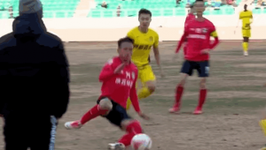 足球球员犯规后究竟为何有时不下场？背后规则引人深思