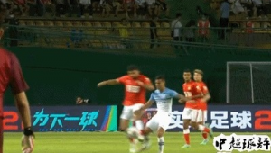 踢足球时抢球犯规与否:规则解析与实战中的判断要点