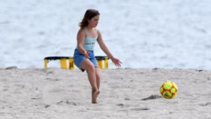 瘦女孩适合踢足球吗?探索瘦女孩在足球场上的无限可能