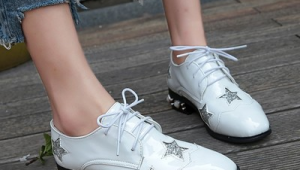 踢足球女鞋推荐，哪款才是适合在球场上大放异彩的绝佳之选？