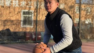 冬季踢足球穿马甲合适与否探讨