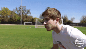 足球：难道只能低头看球？别样视角与思考引发新探讨