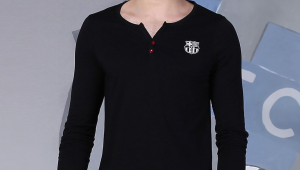 足球T恤男有领子吗?探究其款式特点与穿着体验