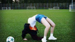 女生踢足球会弯腰吗？探究足球场上女生的身体姿态奥秘