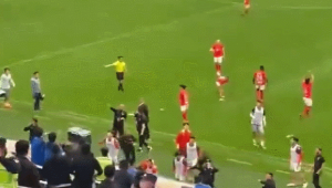 足球撞人不倒算犯规吗？规则解读与赛场实际情况分析