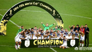 球迷纪念足球可以踢吗