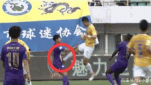 足球背后放球是否犯规？规则解读与争议探讨