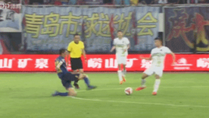 足球过人只能在原地打吗？突破禁区的灵动步伐与策略探讨