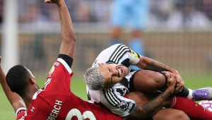 足球抛球砸人在中国足球赛场是否犯规探讨