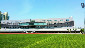 大学足球场踢球收钱吗