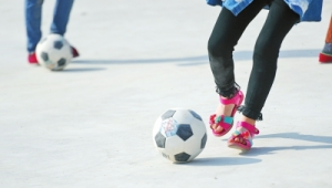 女生脚背高能否踢足球？探索不一样的足球之路