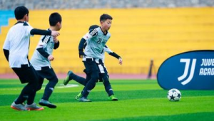 玩足球是身体在运作吗