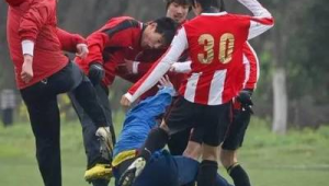 踢足球不看球是否犯规?规则解读与赛场争议探讨