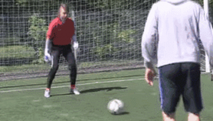 足球守门能用手掌吗 关于足球守门手部规则的探讨