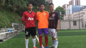 现在穿三球足球鞋的人多吗