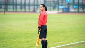 足球裁判衣服必须扎进去吗?规则背后的那些讲究与争议