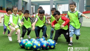 足球教学训练原则：激发兴趣、循序渐进、注重对抗、强化实践