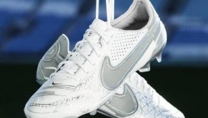 耐克哪款足球鞋最好且最便宜，满足你的足球装备需求