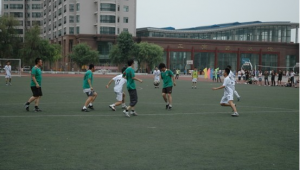 学生转换身份教足球可行吗