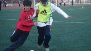 踢足球踮脚跑有好处吗?探究其对足球运动及身体的影响