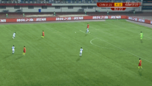 足球弧线区犯规要点球吗