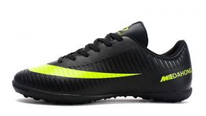 男孩穿足球钉鞋好穿吗?体验感、功能性等多方面全解析