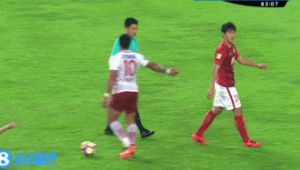 踩住足球踢走是否算犯规，你知道答案吗？