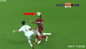 足球头顶住球算犯规吗