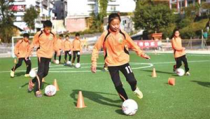 云阳县实验小学踢足球吗