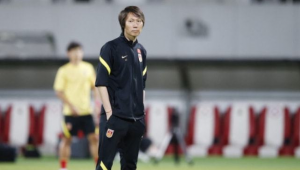 男生熬夜看足球累吗？是热爱的坚守还是疲惫的挣扎