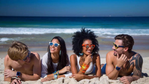 沙滩足球时带眼镜是否可行?有何影响?